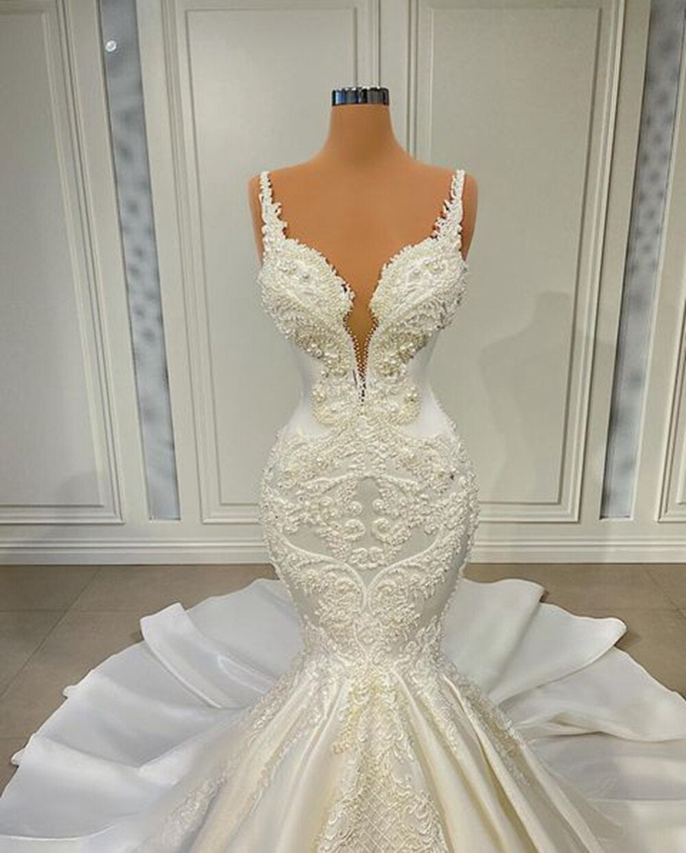 V-neck Sleeveless Pearls Lace Women White Bridal Wedding Gowns