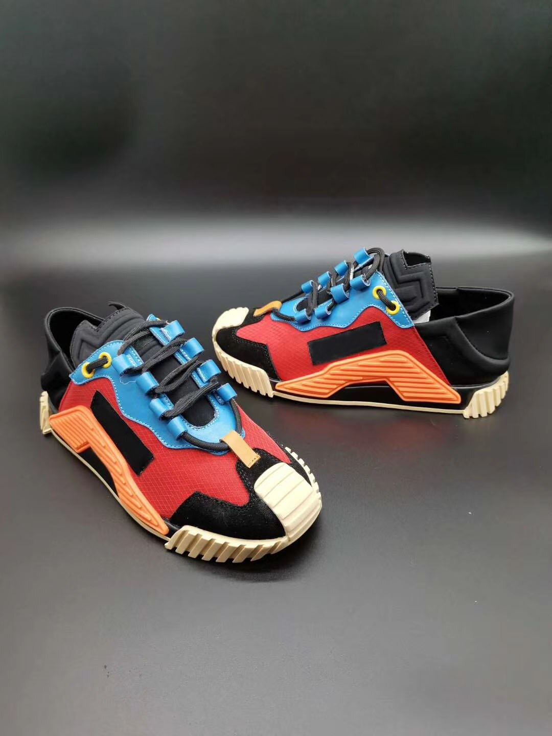 厚底を継ぎ合わせたスポーツシューズのトレンド