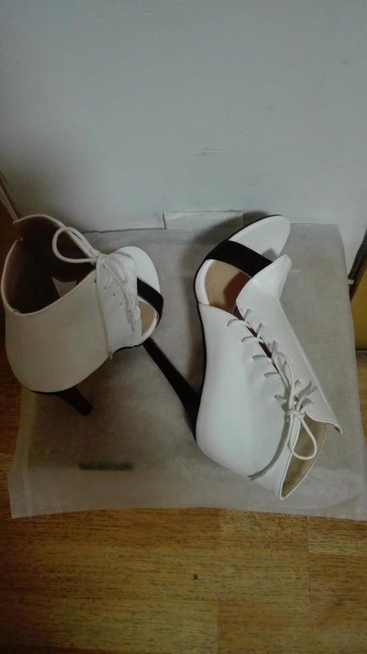 中空デザイン ホワイト レースアップ ピープトゥ サンダル エレガントな女性