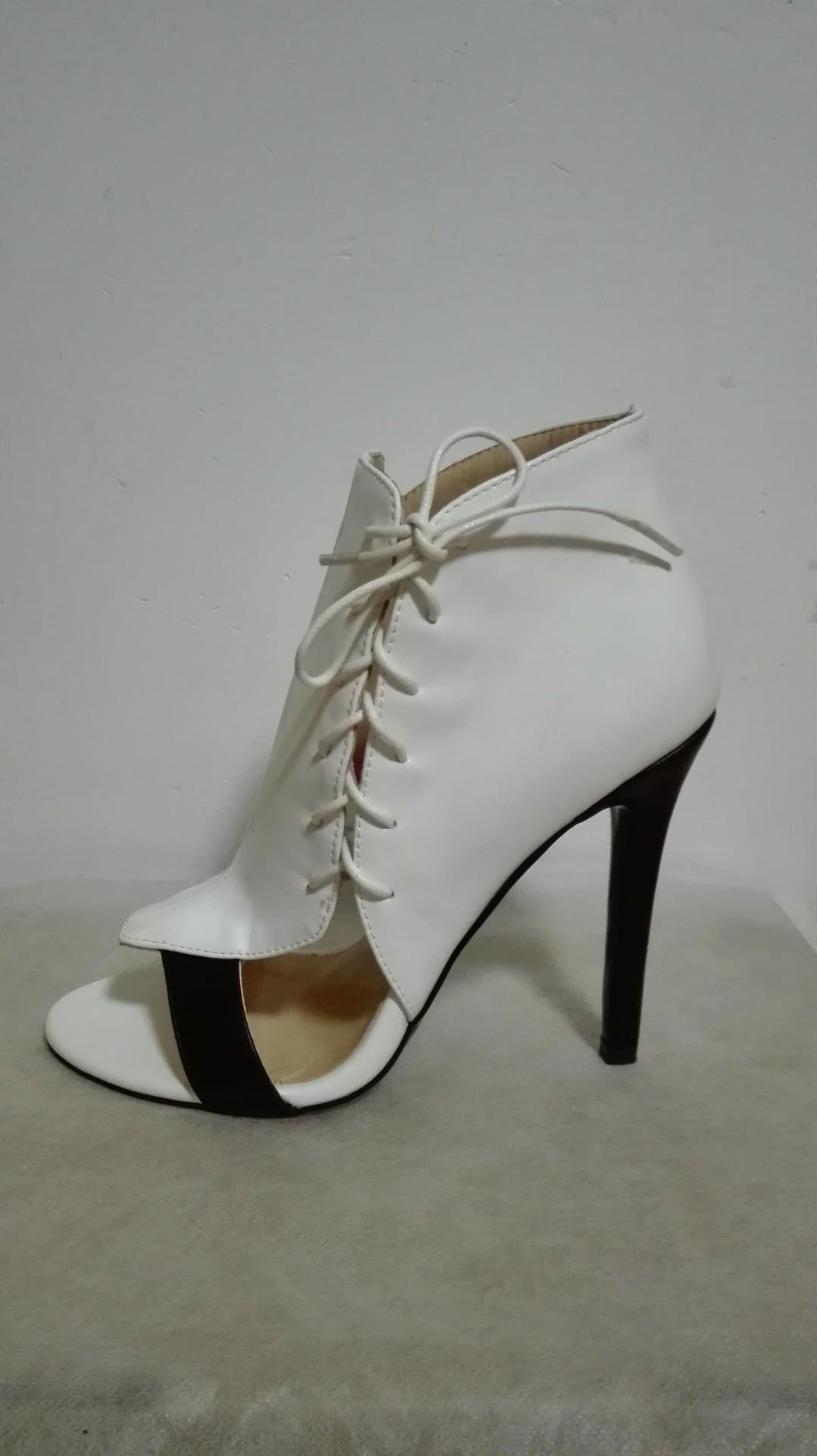 中空デザイン ホワイト レースアップ ピープトゥ サンダル エレガントな女性