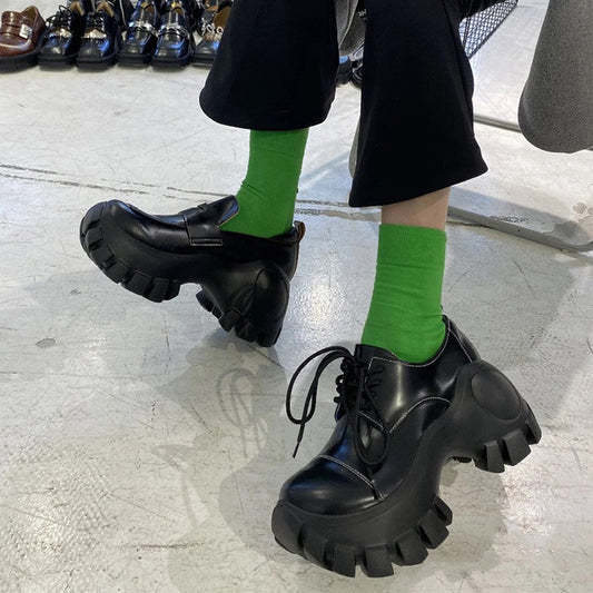 浅い口のクロスストラップがメリージェーンシューズのサイズを大きくする