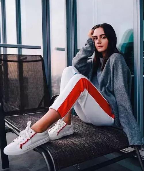 A pair of sneakers in winter looks very layered and energetic - LiveTrendsX