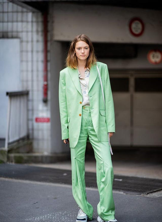 After the wide-leg pants, the "grandma pants" are also popular, and they can wear long legs even if they are short, and they can easily wear them out of class. - LiveTrendsX