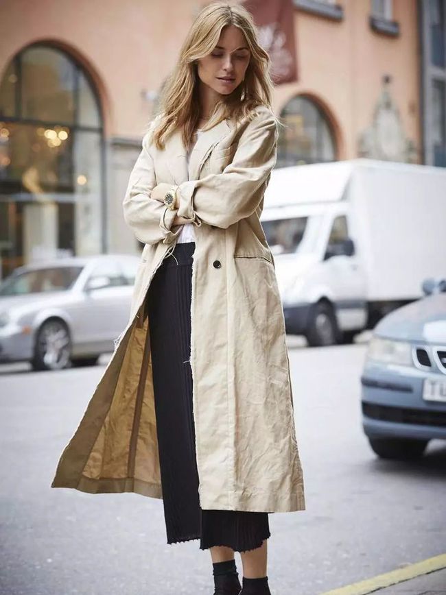 Don't always wear trousers when you wear a trench coat. Put on a skirt, look thin, fashionable and advanced
