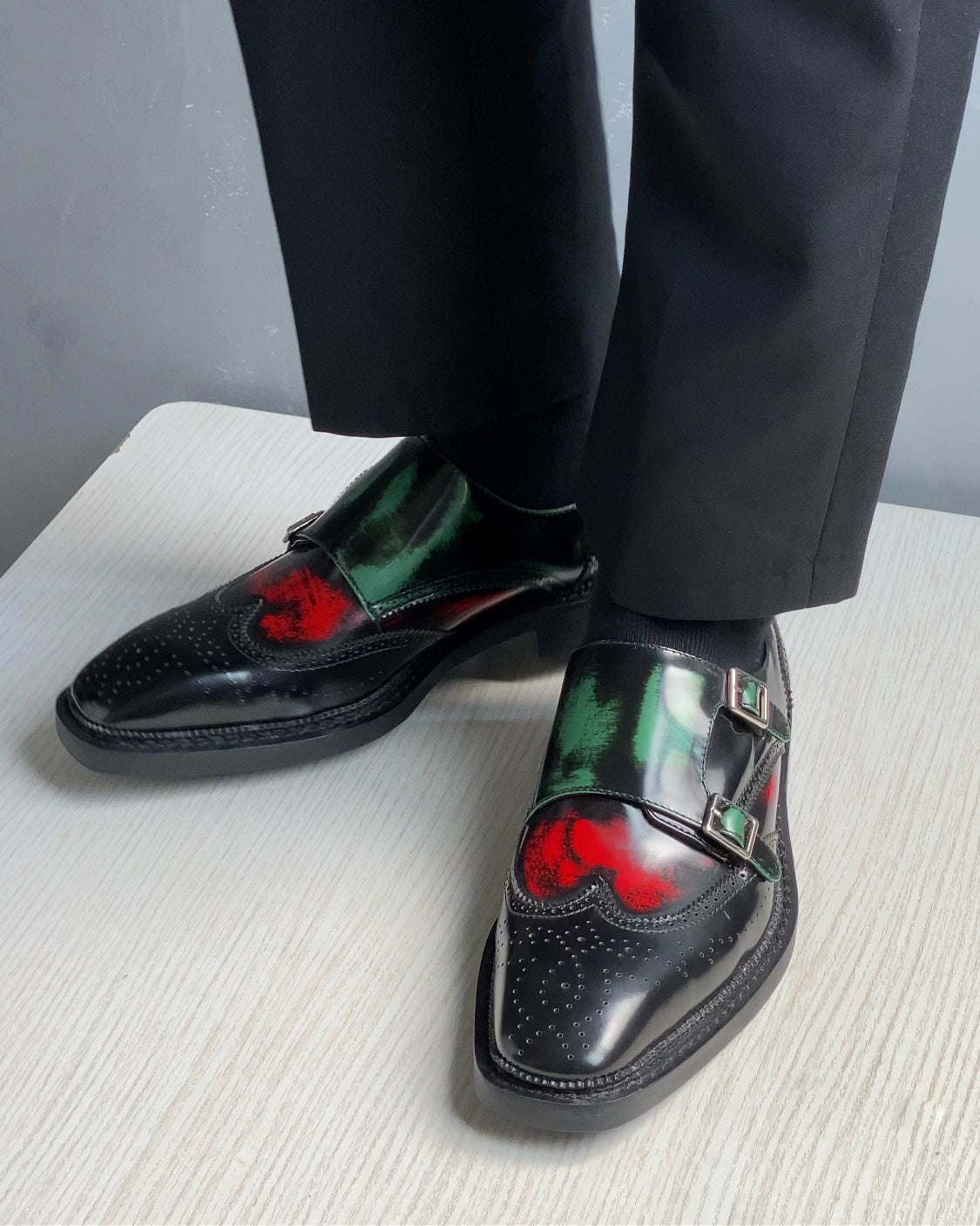 Color matching Munch shoes red and green leather shoes dress engraved shoes fashion flat button men's shoes