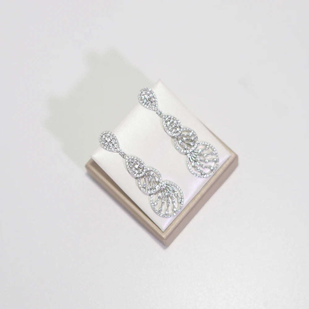 Luxury crystal zircon and multi-layer pearl necklace sets are elegant bridal jewelry for women on wedding occasions