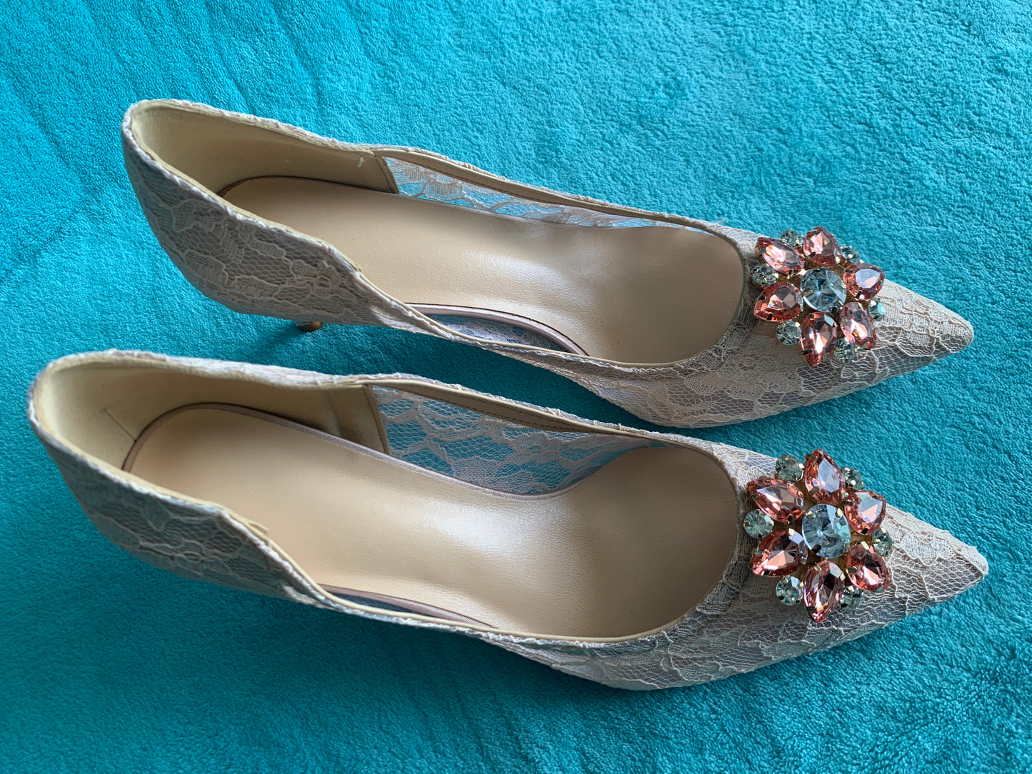 エレガントなレースハイヒール ローズレッドホワイトブライダルシューズ