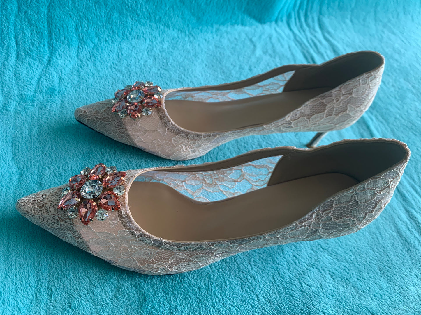 エレガントなレースハイヒール ローズレッドホワイトブライダルシューズ