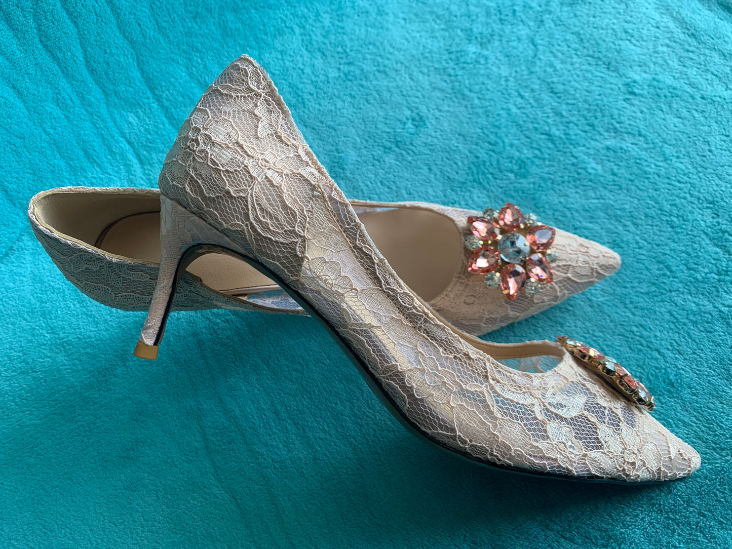 エレガントなレースハイヒール ローズレッドホワイトブライダルシューズ