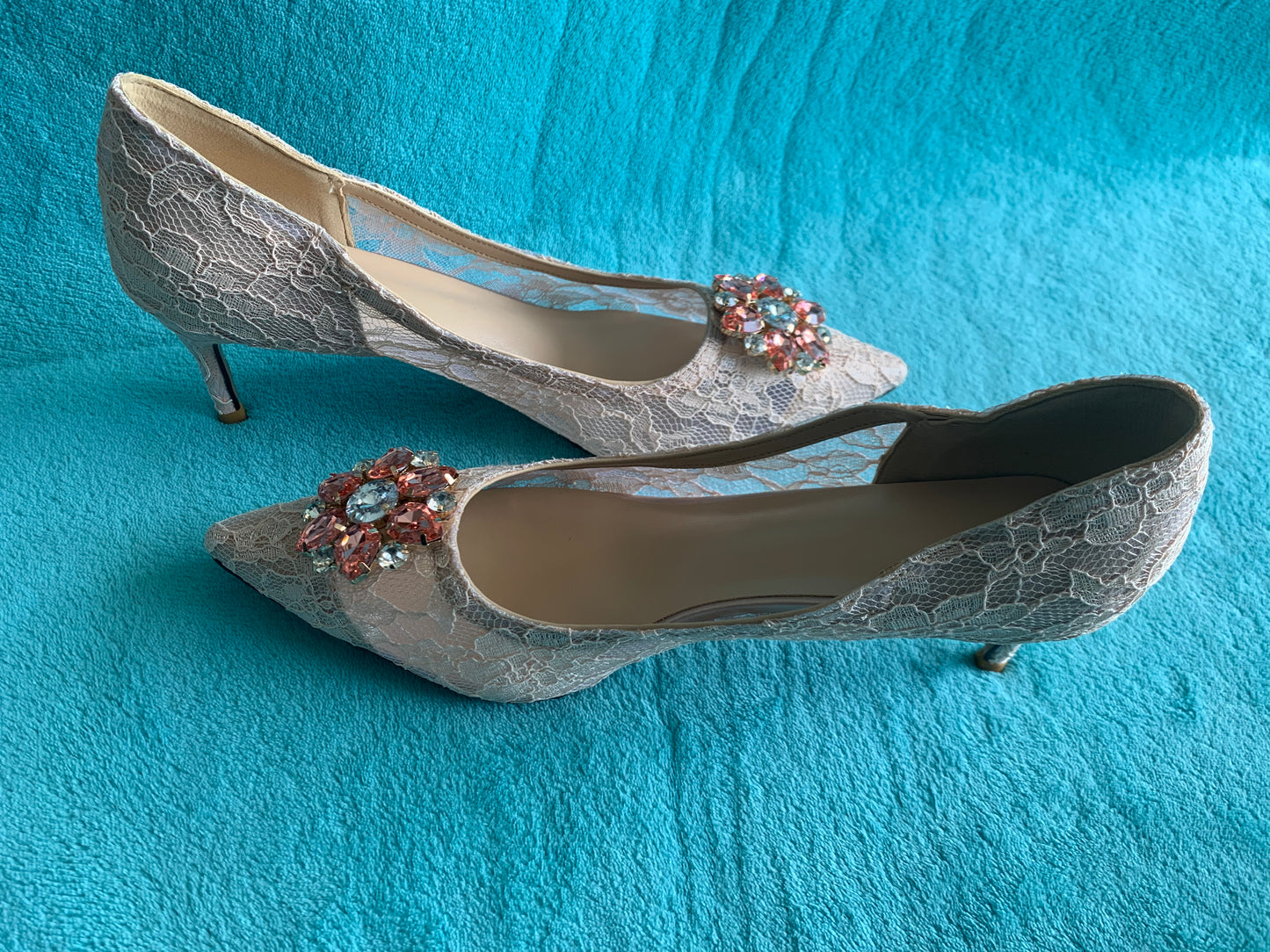 エレガントなレースハイヒール ローズレッドホワイトブライダルシューズ