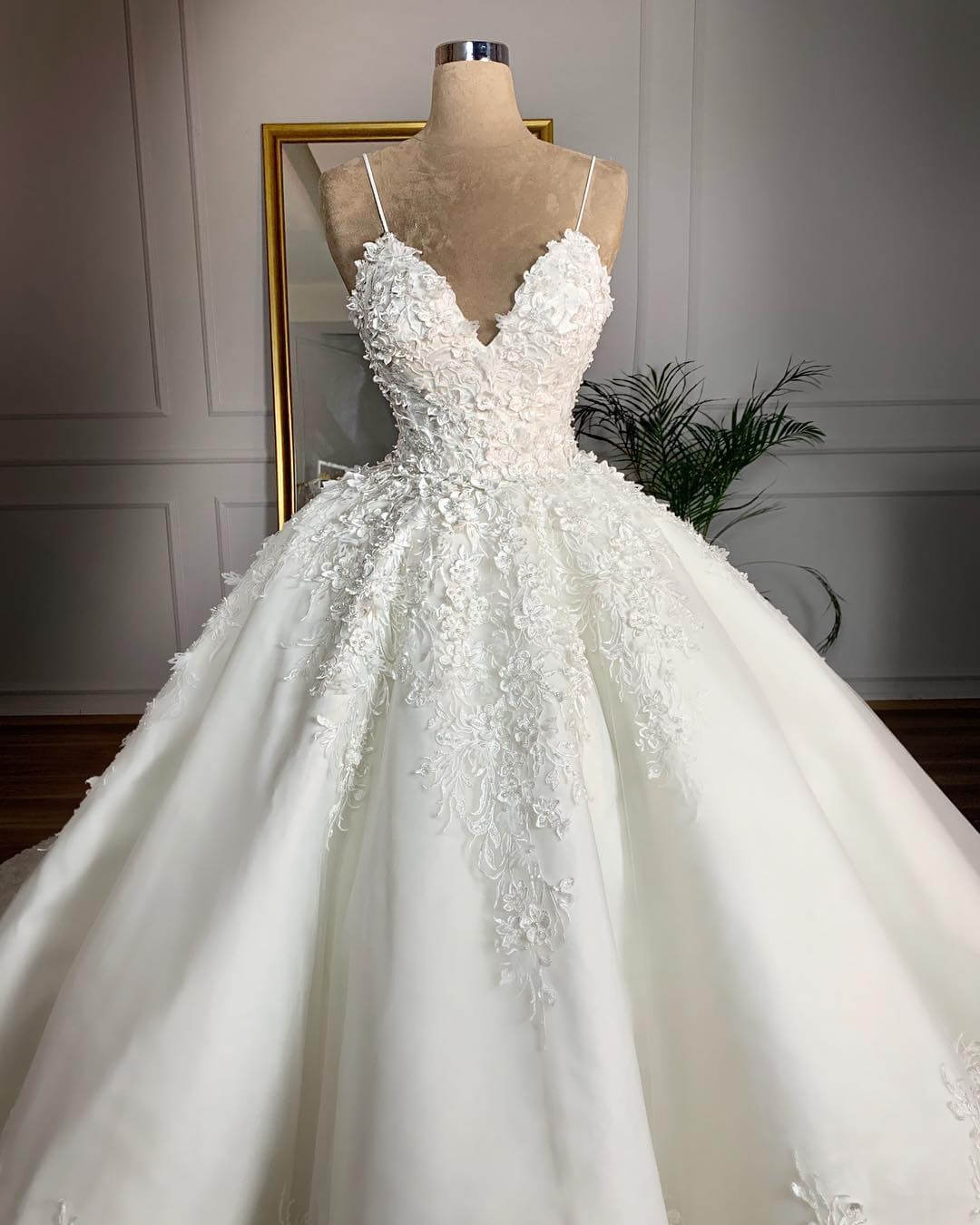 Vintage Lace Floral Wedding Dresses 2019 Casamento 3D Flower Bridal Ball Gowns V-neck Lace Up Plus Size Bride Dress Gelinlik - LiveTrendsX