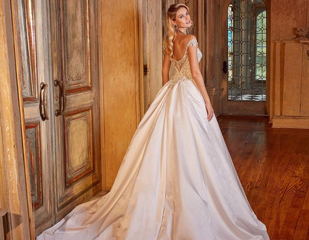 Shiny Full Beading Crystal Satin Wedding Dress Robe Mariage Femme Sweetheart Neck Zipper Up Short Sleeve Simple Bridal Gowns - LiveTrendsX