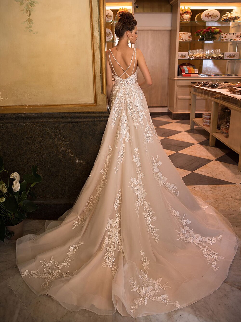 2021 New Sexy Sweetheart Backless Spaghetti Straps A-Line Wedding Dresses Appliqued Beading Crystal Floor Length Bridal Gowns - LiveTrendsX
