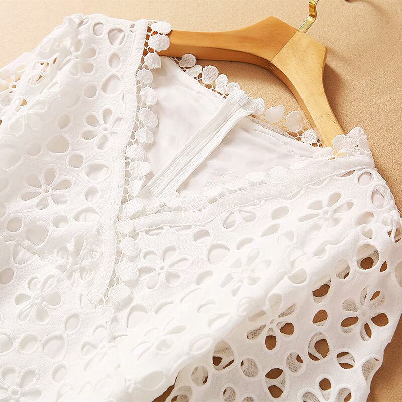 女性用エレガントなホワイトマキシドレス Vネック 半袖 ハイウエスト