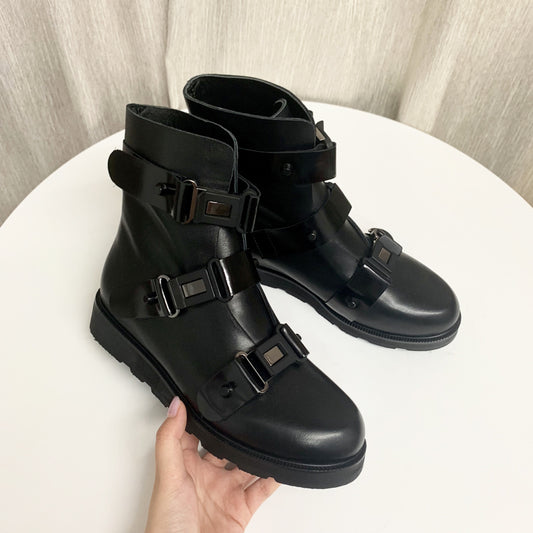 バックルストラップ ブラック ショートブーツ レディース