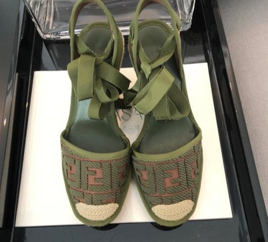 最新の夏の女性用サンダルパッチワーク