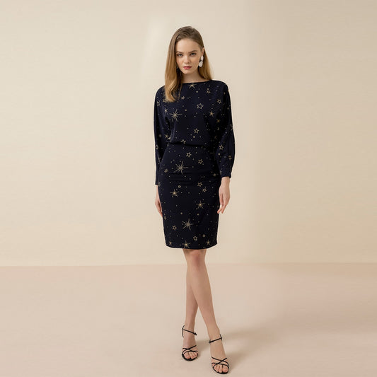 エレガントなツーピースのオフィスレディの服