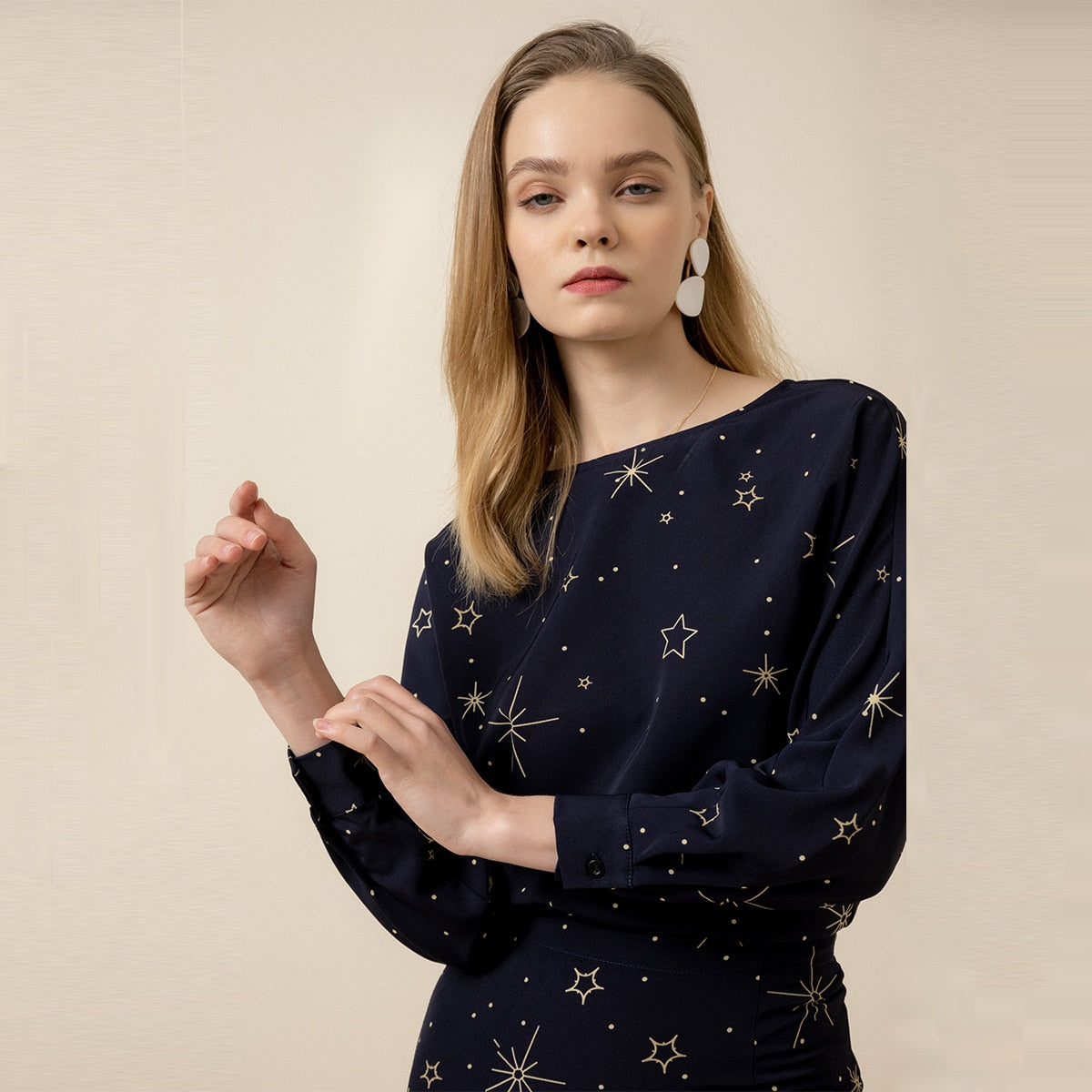 エレガントなツーピースのオフィスレディの服