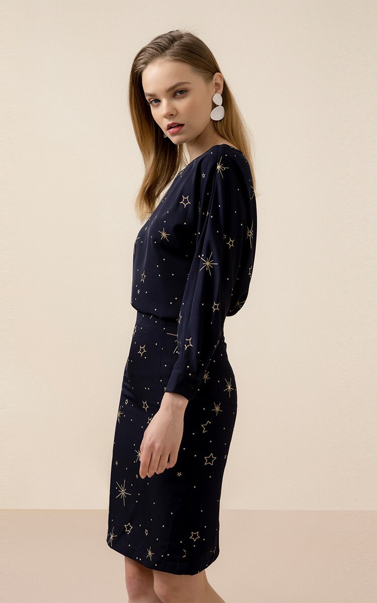 エレガントなツーピースのオフィスレディの服