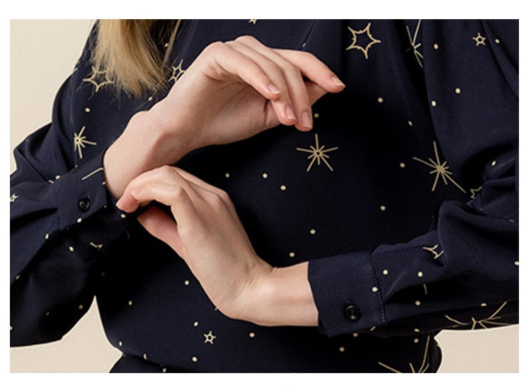 エレガントなツーピースのオフィスレディの服