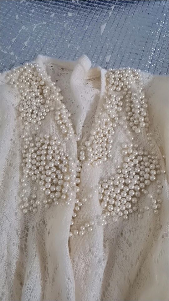 Women V-Neck Pearls Knitted Sweater