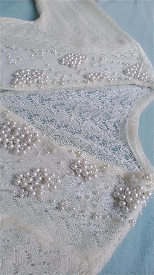Women V-Neck Pearls Knitted Sweater