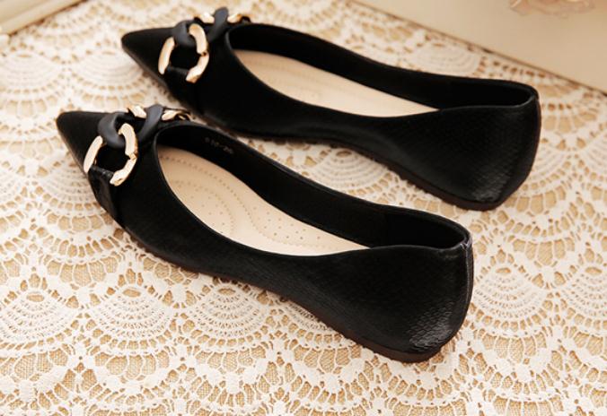 平底の尖った女性用靴