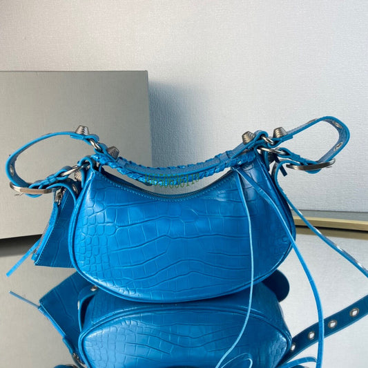 クラシック キャビアレザー ダブルフラップ メッセンジャーバッグ