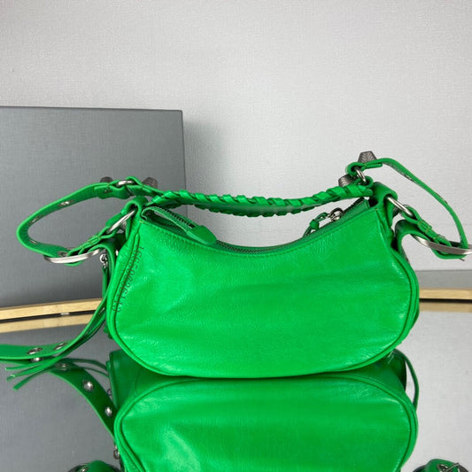 クラシック キャビアレザー ダブルフラップ メッセンジャーバッグ