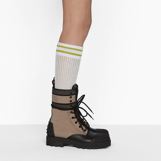 テクニカルファブリックとブラックカーフスキンのレディースブーツ
