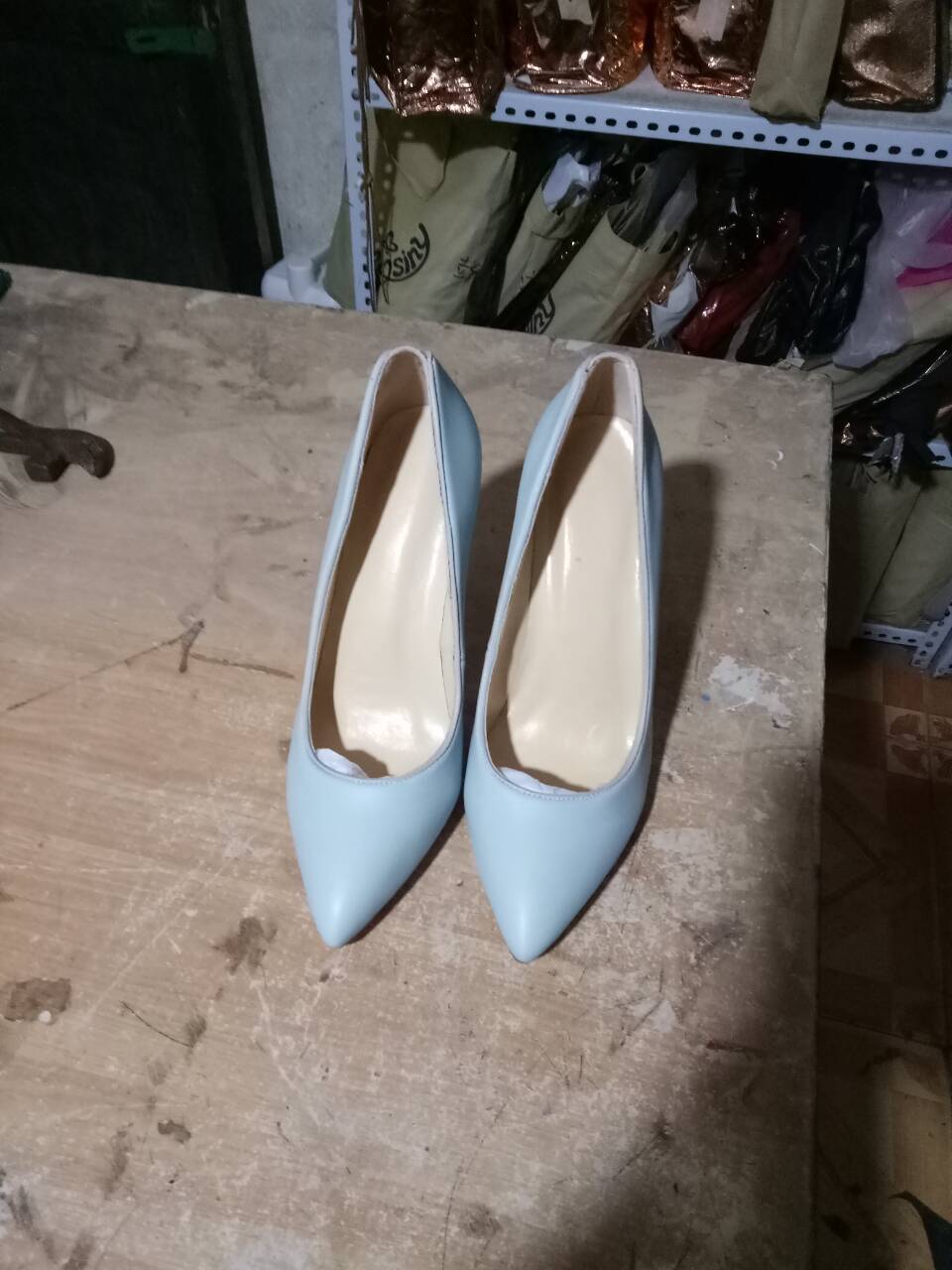 春の尖った金属ヒールの宴会ドレスの女性のウェディングシューズ