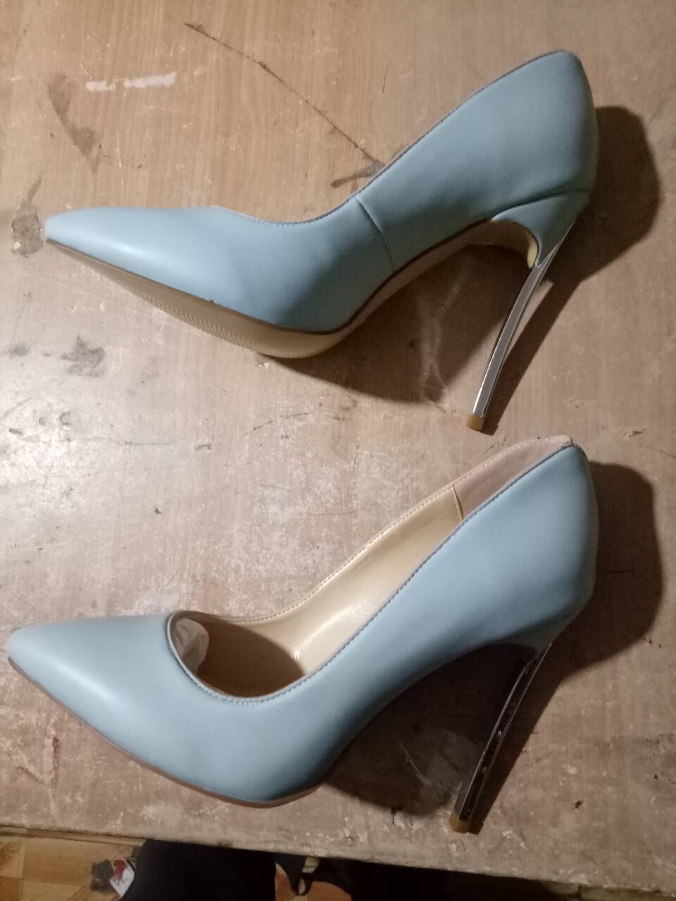 春の尖った金属ヒールの宴会ドレスの女性のウェディングシューズ