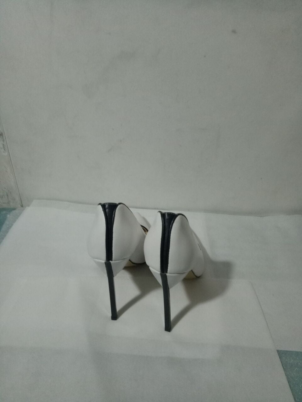 春の尖った金属ヒールの宴会ドレスの女性のウェディングシューズ