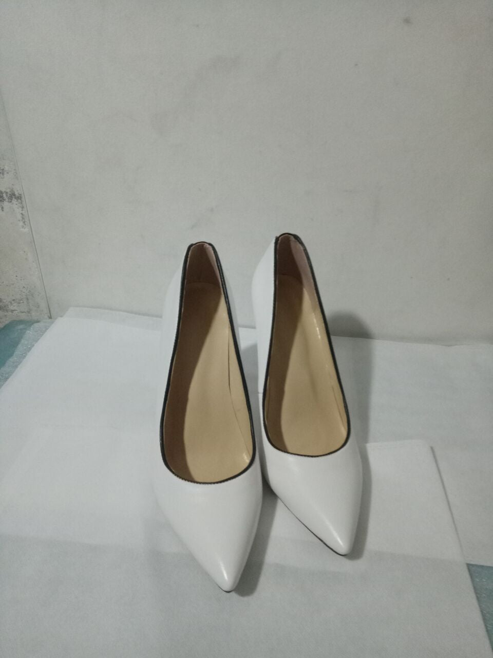 春の尖った金属ヒールの宴会ドレスの女性のウェディングシューズ