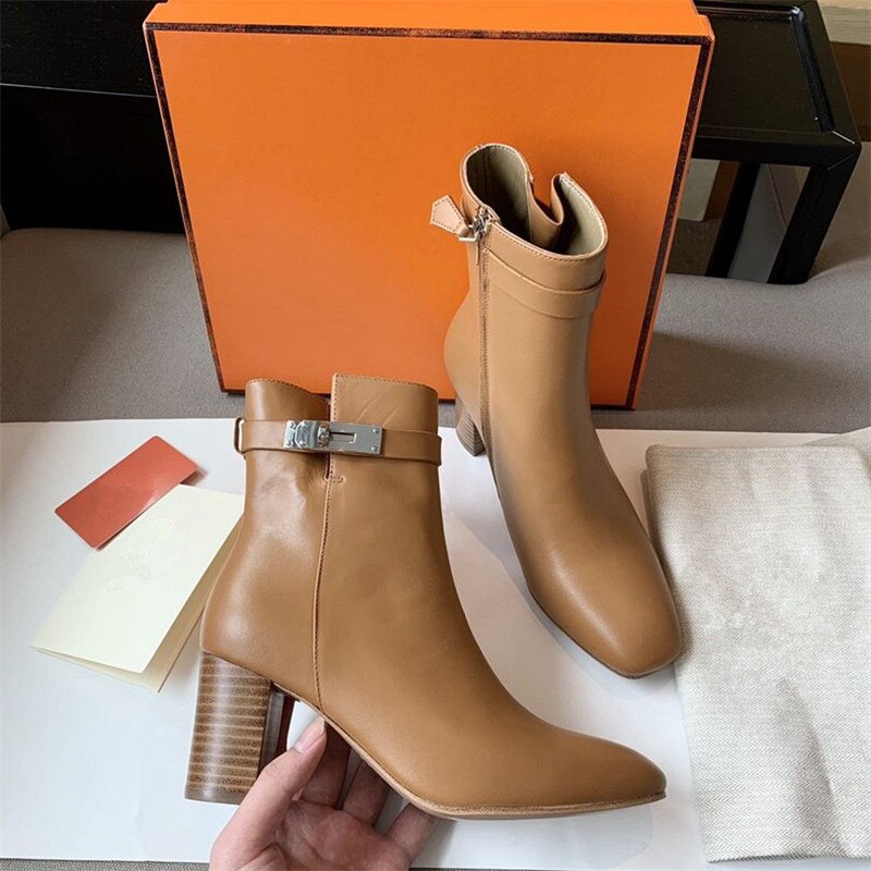 女性に人気のレザーアンクルブーツ ブラック チャンキーハイヒール