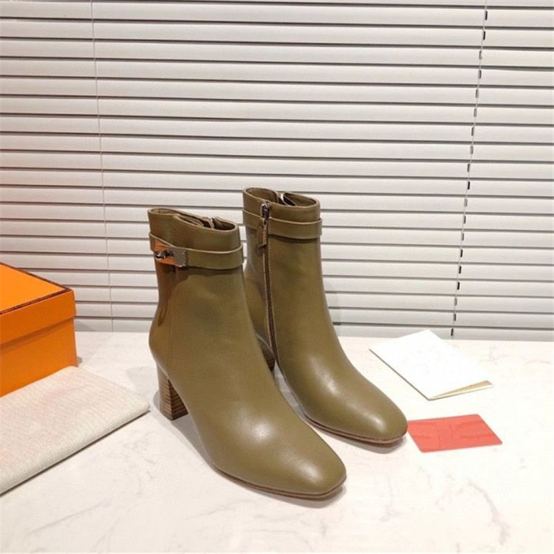 女性に人気のレザーアンクルブーツ ブラック チャンキーハイヒール