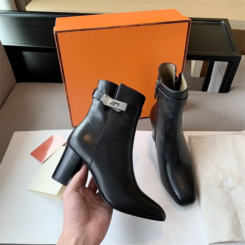 女性に人気のレザーアンクルブーツ ブラック チャンキーハイヒール