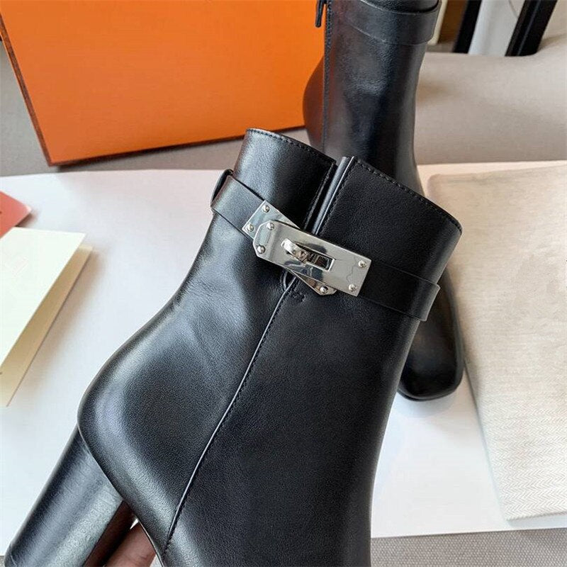 女性に人気のレザーアンクルブーツ ブラック チャンキーハイヒール