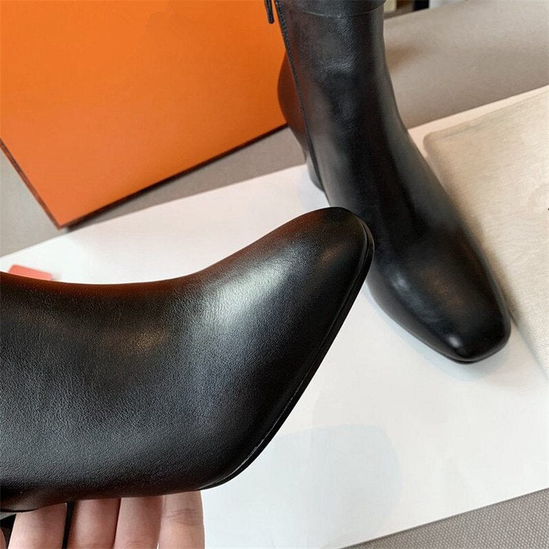 女性に人気のレザーアンクルブーツ ブラック チャンキーハイヒール