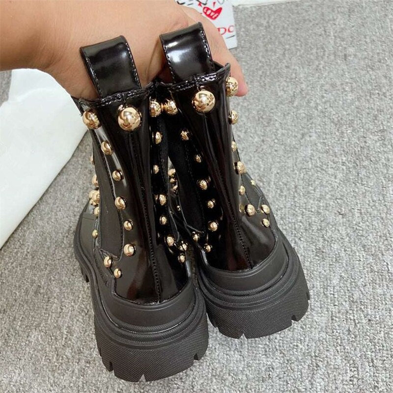 人気のゴールデンリベットレディースアンクルマーティンブーツ