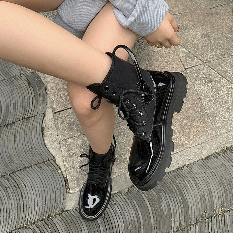 レディース レースアップ パテントレザー アンクルブーツ